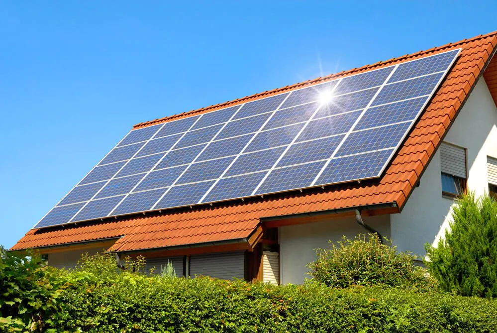 [Imagem de uma casa moderna com sistema solar, valorizada]
