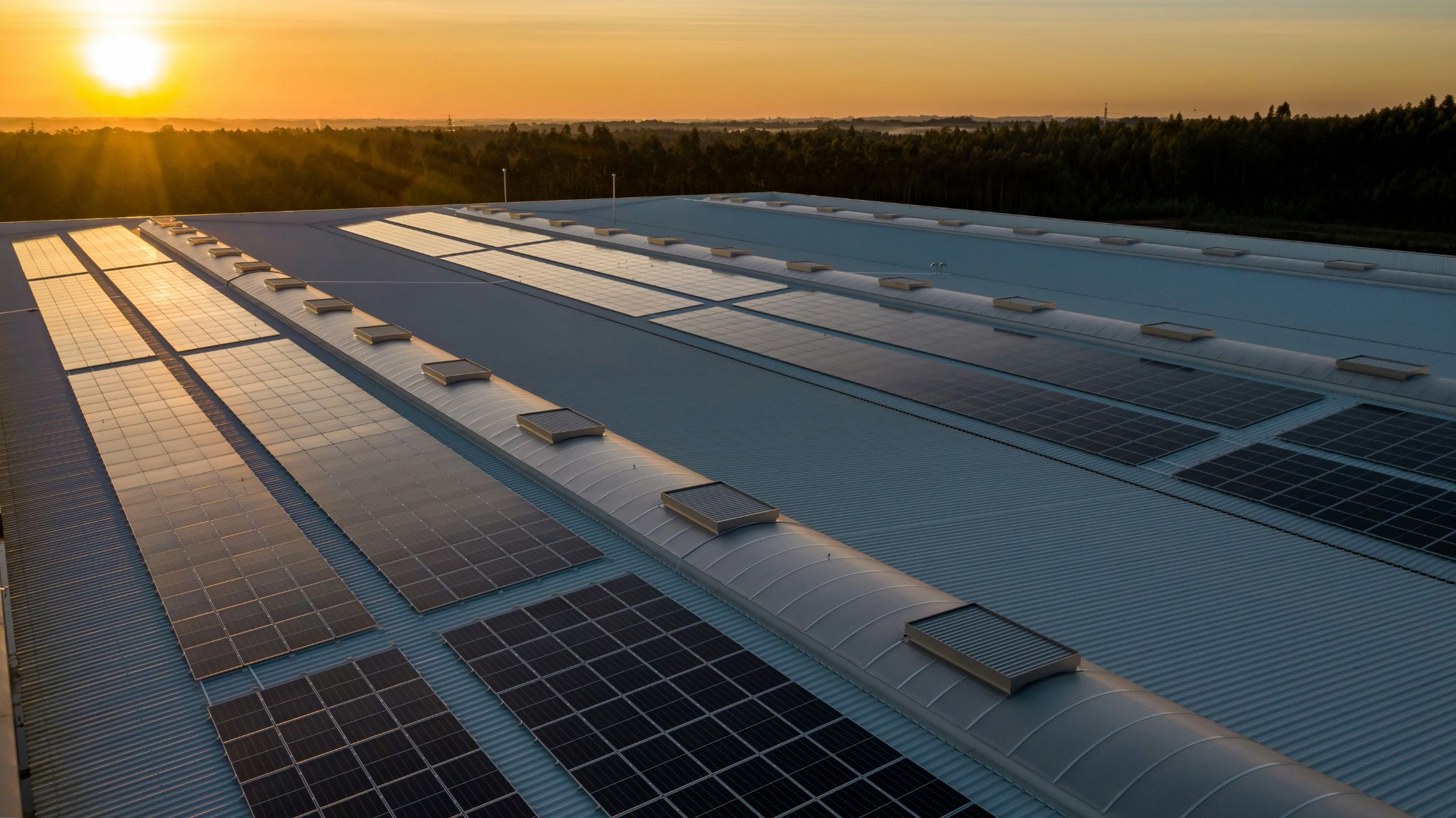 [Imagem de um comércio com painéis solares]