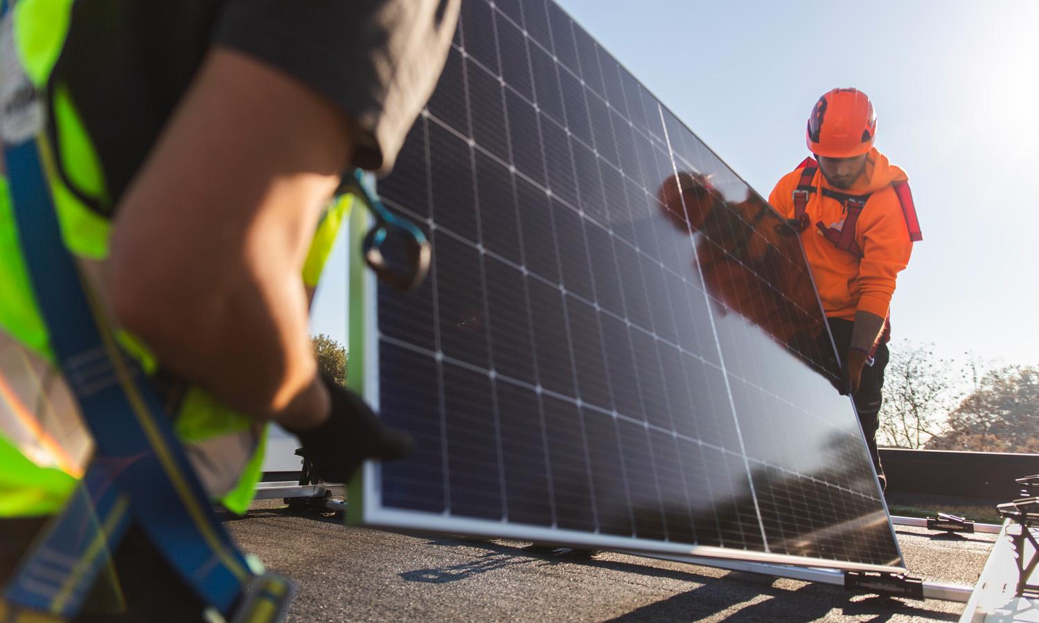 Técnicos instalando painéis solares